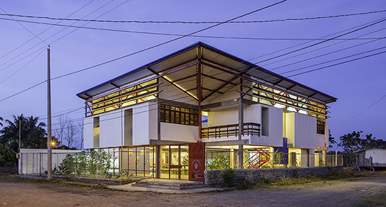 La casa-albergue para indígenas de Orellana recibe el primer premio de arquitectura.